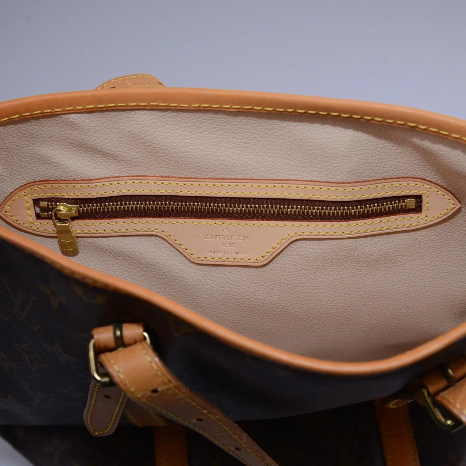 Louis Vuitton Bucket GM Monogram Tote Bag - Image 7