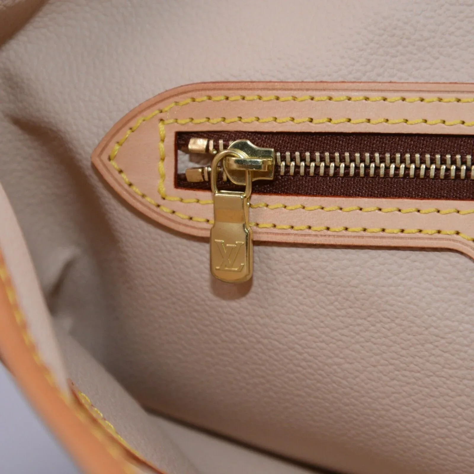 Louis Vuitton Bucket GM Monogram Tote Bag - Image 9