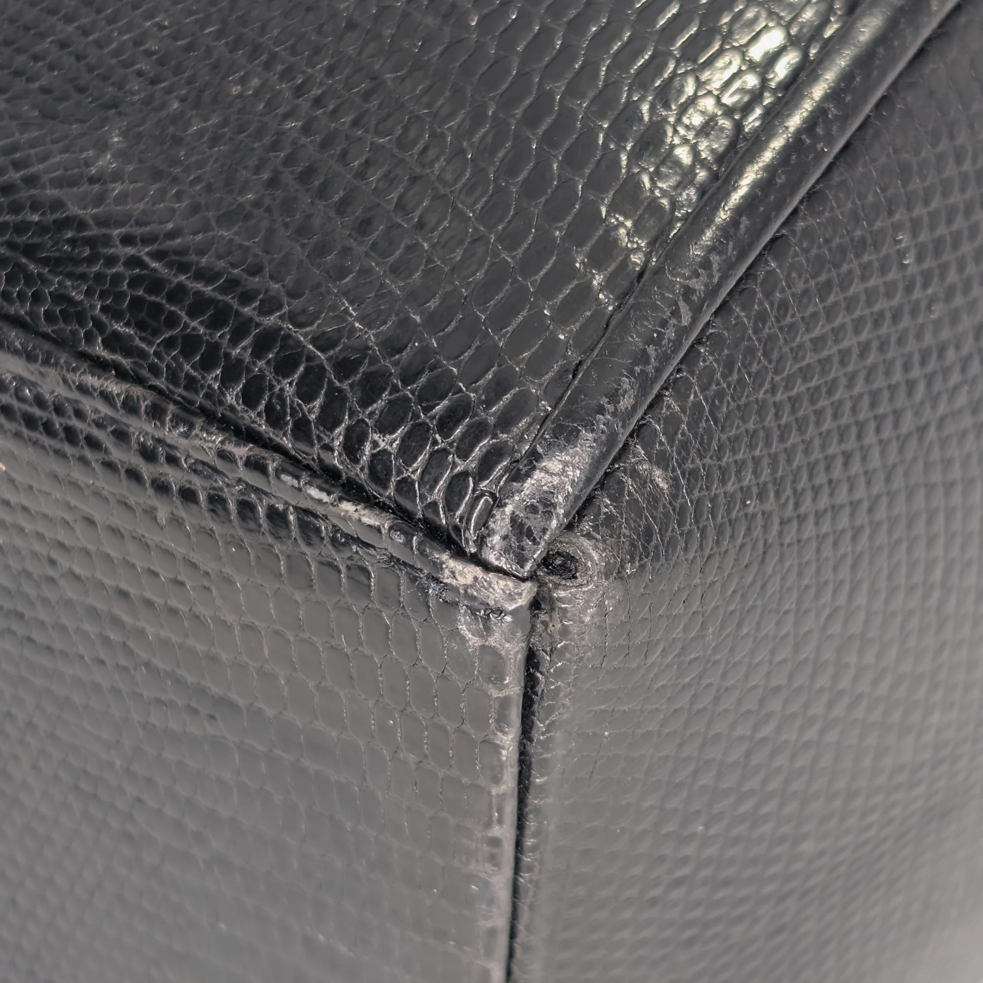Saint Laurent Black Lizard Embossed Crossbody/Shoulder Bag - Image 9